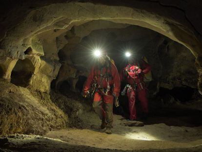 Raúl Pérez y su compañero Juan Carlos Gómez exploran una cueva.
