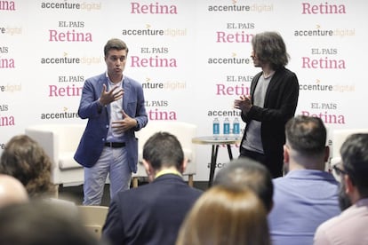 Rodrigo Álvarez, de Accenture Digital, habla en presencia de Jaime García Cantero, responsable de contenidos de Foro Retina, durante la presentación del evento.