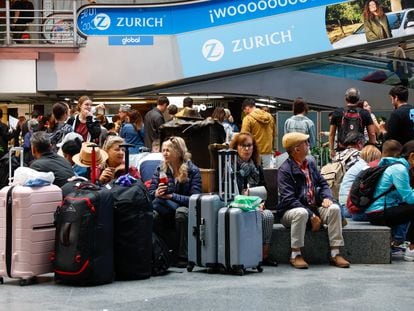 Viajeros del AVE en la estación de Atocha en Madrid, este lunes.