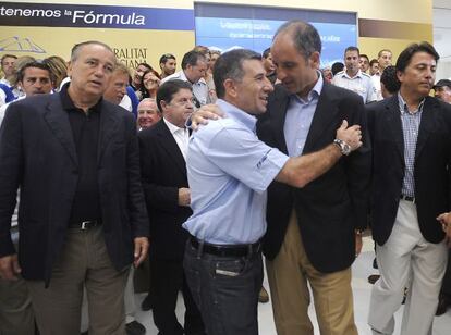 Francisco Camps saluda a Jorge Martínez 'Aspar' en presencia de Francisco Roig y José Luis Olivas en 2008.