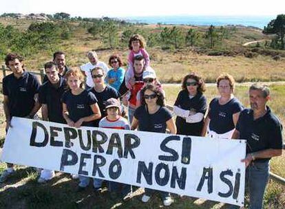 Vecinos de Aguiño, concentrados ayer junto al lugar donde se proyecta la depuradora de aguas de Ribeira, en la punta de Couso.