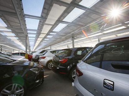 Vista de las placas solares instaladas en la zona de aparcamientos de los coches reci&eacute;n salidos de la fabrica de la empresa Seat, en sus instalaciones de Martorell (Barcelona).