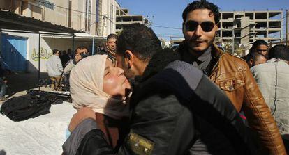 Una madre abraza a su hijo recién liberado por Hamás de una cárcel en Gaza.