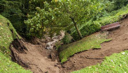 El terreny de la Font de Can Rosell de Viladrau s'ha enfonsat per les fortes pluges.