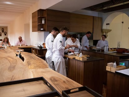 Cocina y barra del restaurante Vandelvira, ubicado en un convento del siglo XVI de la zona monumental de Baeza (Jaén).