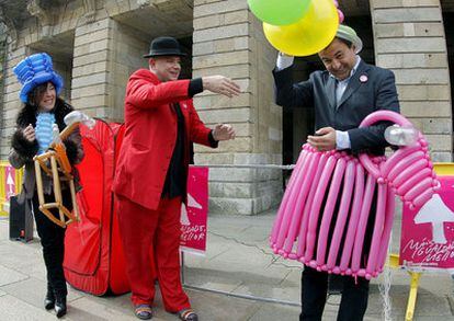 La consejera de Trabajo, Beatriz Mato, disfrazada de hombre junto al <i>clown</i> Willy Monroe (en el centro) y el consejero de Economía, Javier Guerra, disfrazado de mujer.