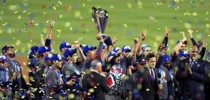 Los jugadores de Estados Unidos celebran la victoria sobre Puerto Rico en la final del Clásico Mundial de Béisbol