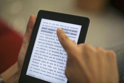 El lector digital permet subratllar amb el dit. 