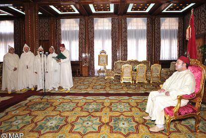El rey Mohamed VI de Marruecos asiste al juramento de cuatro nuevos miembros del Consejo Constitucional ayer en Rabat.