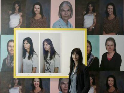 La artista brit&aacute;nica Gillian Wearing (en la imagen) , premio Turner de arte contempor&aacute;neo 1997, en el IVAM junto a una de sus obras.