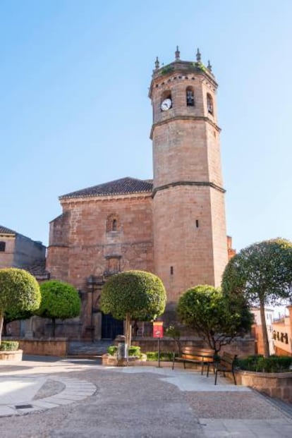 Torre-campanario de la Iglesia de San Mateo, en la plaza Mayor de Baños de la Encina.