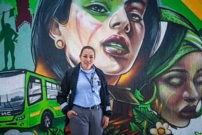Paola Pérez, operadora de buses, posa para un retrato en los patios de La Rolita en Bogotá, el 8 de noviembre del 2022.