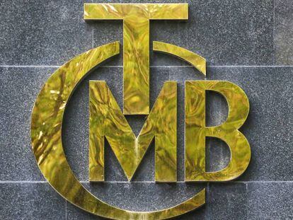 Logo del Banco Central de Turquía a la entrada de su sede, en Ankara