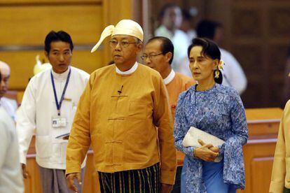 Htin Kyaw (izquierda), junto a Aung San Suu Kyi, este miércoles en el Parlamento birmano.