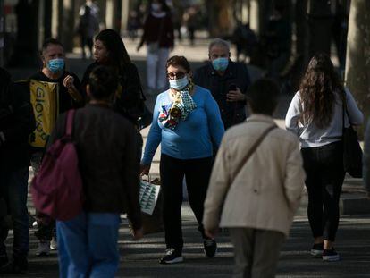 Ciutadans protegits amb mascareta per la Diagonal de Barcelona.