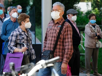 Un grupo de personas con mascarilla, ayer, en el centro de Vitoria.