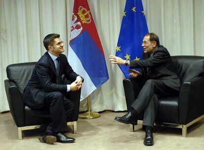 El ministro de Exteriores serbio, Vuk Jeremic, con el alto representante de Exteriores de la UE, Javier Solana.