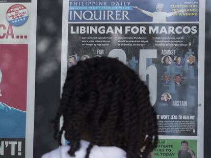 Una mujer observa las portadas de los periódicos con la victoria de Trump.