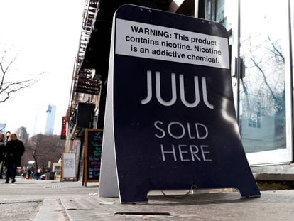 Una publicidad de la compañía de cigarrillos eletrónicos Juul.
