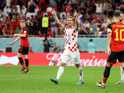 Luka Modric celebra el empate entre Croacia y Bélgica que clasifica a su selección a los octavos de final del Mundial.