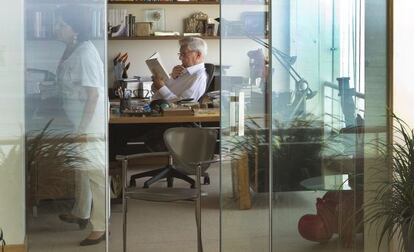 El escritor Mario Vargas Llosa en su casa de Lima.