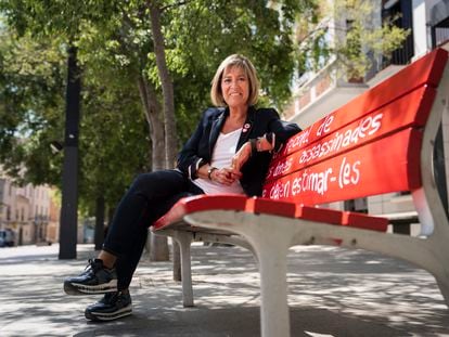 Núria Marín, alcaldesa de l'Hospitalet de Llobregat, en el banco frente al Ayuntamiento que recuerda a las mujeres asesinadas por violencia de género..