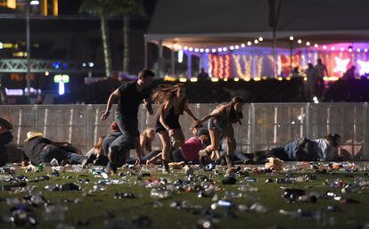 Un grupo de gente corre intentando alejarse del festival de música country 'Route 91 Harvest' después de que se produjera un tiroteo, el 1 de octubre de 2017, en Las Vegas. El tiroteo masivo fue la mayor matanza a tiros de la historia de Estados Unidos, 58 personas murieron y 487 resultaron heridas.