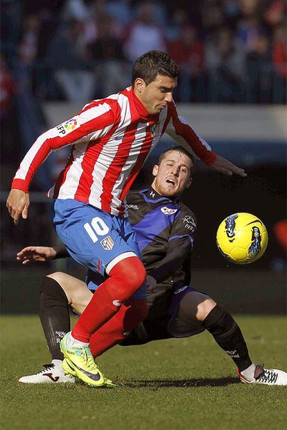 Reyes se marcha de Tito en el duelo entre el Atlético y el Rayo.