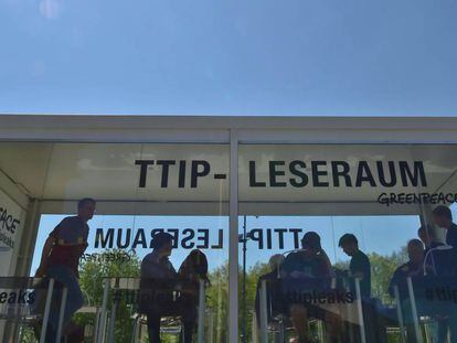 Ciudadanos alemanes consultan documentos secretos del TTIP en una oficina instalada por Greenpeace en Berl&iacute;n. 