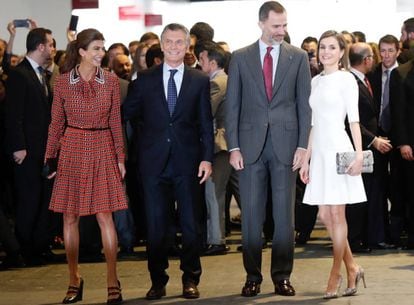 Los reyes Felipe y Letizia, acompañados por el presidente argentino, Mauricio Macri, y su esposa, Juliana Awada, posan para la foto de familia con artistas y galeristas durante la inauguración de la 36ª edición de la Feria Internacional de Arte Contemporáneo (ARCO).