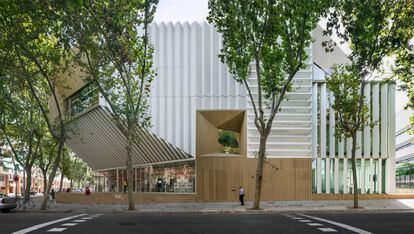 Fachada de la Biblioteca García Márquez de Barcelona.