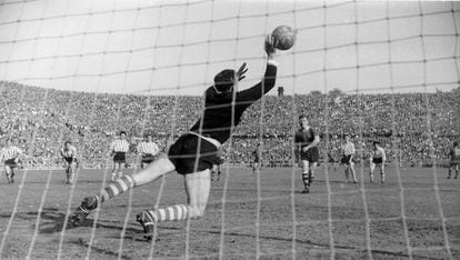 Carmelo detiene el penalti a Kubala en el Barça-Athletic de semifinales de la Copa de 1955.