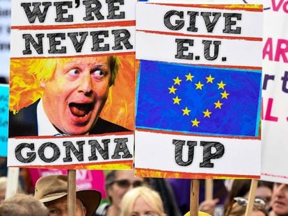 Manifestantes durante la protesta convocada por la organización People's Vote (el voto de la gente), en Londres, este lunes.
 