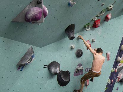 Un practicante de 'indoor climbing', en plena sesión en las instalaciones de Arkose, en el distrito XX de París. 