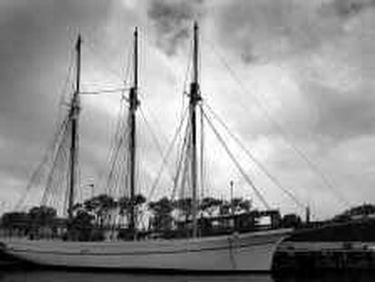 B 34644 - (22/05/2000) - Color - Trabajos de restauración del pailebote de 1918 recuperado por el Museu Marítim de Barcelona, atracado en el Moll d' Espanya del puerto - Foto : Marcel.lí Sáenz -