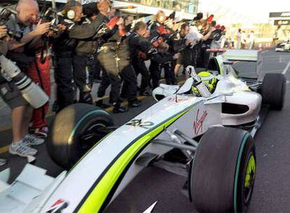 Jenson Button celebra a bordo de su Brawn el triunfo en el Gran Premio de Australia.