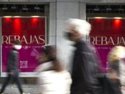 Varias personas con bolsas pasean en una calle comercial del centro de Madrid.