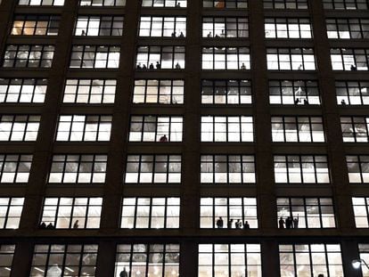 Vista de una fachada de viviendas en un edificio ubicado en Nueva York (Estados Unidos).