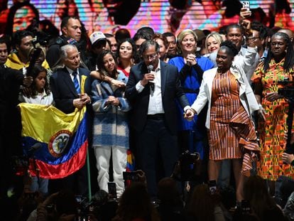 Gustavo Petro y Francia Márquez, además de su familia, este domingo tras las elecciones.