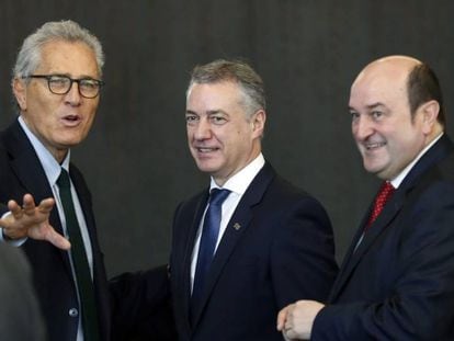 Ortuzar y Urkullu, junt al presidente del Partido Demócrata Europeo, el italiano Francesco Rutelli.