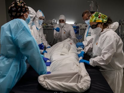 Reportaje sobre el Hospital de pandemias destinado a pacientes COVID-19  Isabel Zendal de Madrid. En la imagen, varios sanitarios manipulan a un paciente en una UCI.  FOTO: Carlos Rosillo.