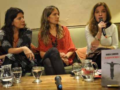 Mar&iacute;a Carman, entre la poeta Claudia Masin (izquierda) y la escritora Florencia Abbate en la presentaci&oacute;n de &#039;El p&aacute;jaro de hueso&#039; en Buenos Aires.