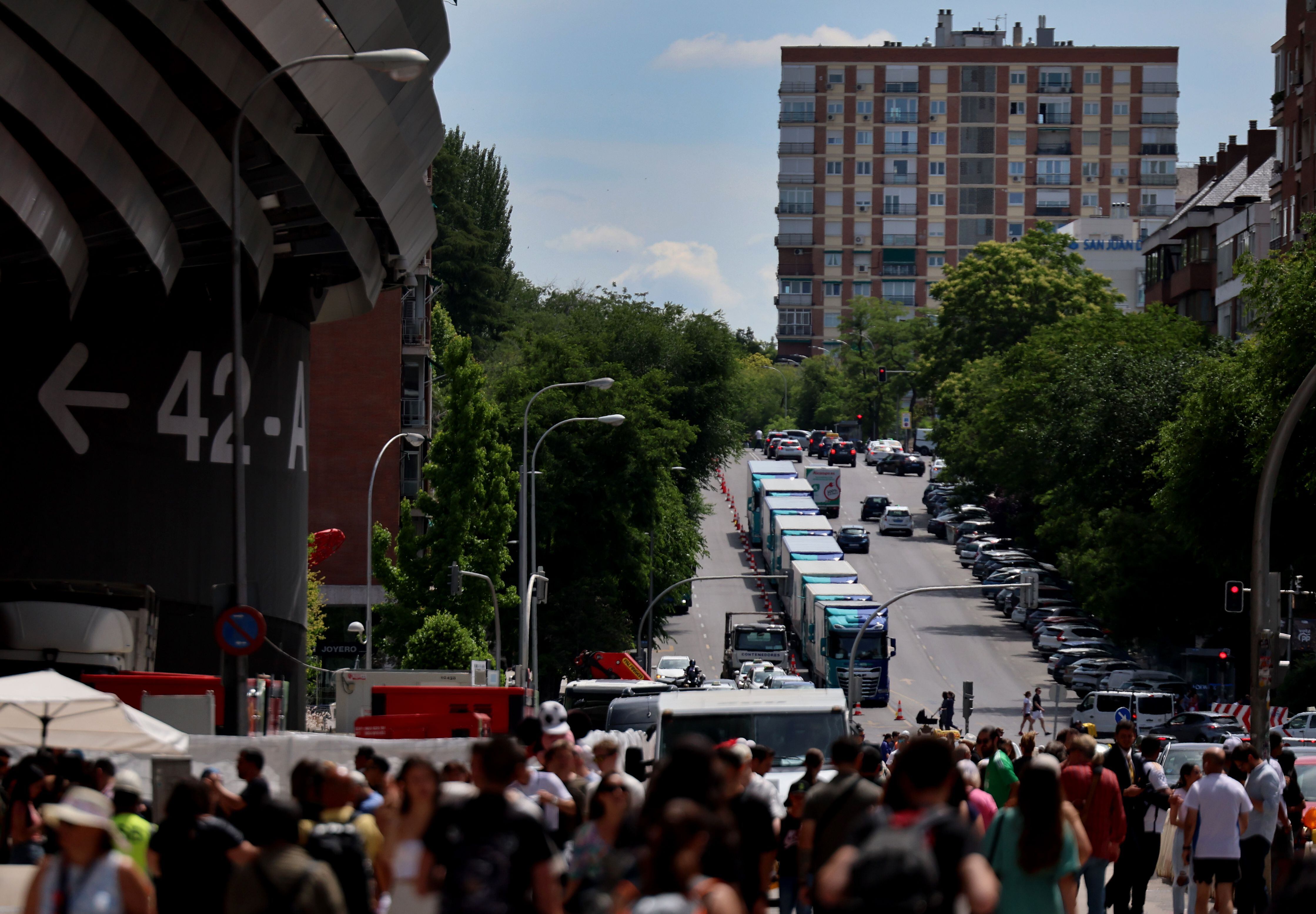 Camiones aparcados en la calle Concha Espina, cerca del estadio Estadio Santiago Bernabéu,  para los conciertos de Taylor Swift de esta semana en Madrid.