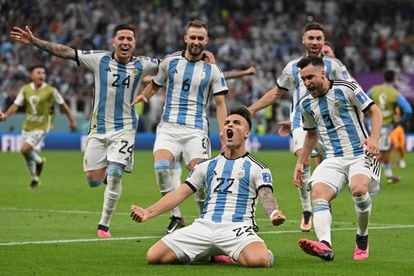 Lautaro Martínez celebra con sus compañeros de la selección argentina el penalti que les ha dado la victoria frente a Holanda. 