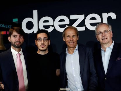 Jeronimo Folgueira, CEO de Deezer, Daniel Marhely, co-fundador of Deezer, Benoist Grossmann, CEO Eurazeo Investment Manager y Guillaume d'Hauteville, presidente de de Deezer en la ceremonia de estreno en Bolsa