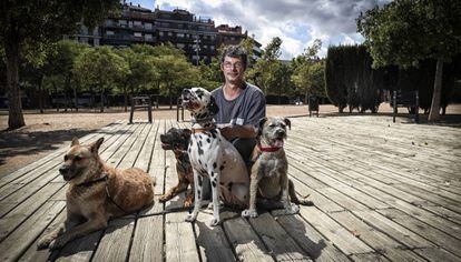 Juan Carlos Agudo envoltat del 'Yingo', el 'Sendo', la 'Dana' i la 'Noa' al parc del Clot de la Mel de Barcelona.