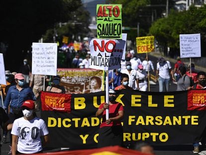 Integrantes de organizaciones salvadoreñas protestan contra el Gobierno de Nayib Bukele, el pasado 22 de enero.