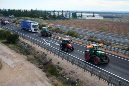 Varios tractores se dirigen por la A-43 hacia la localidad de Tomelloso (Ciudad Real).