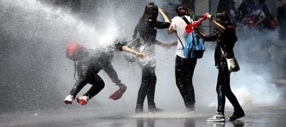 Manifestantes son alcanzados por un cañón de agua en Turquía.