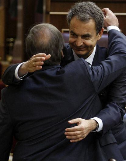 Abrazo entre Zapatero y el portavoz del PSOE, José Antonio Alonso, tras la intervención de este.